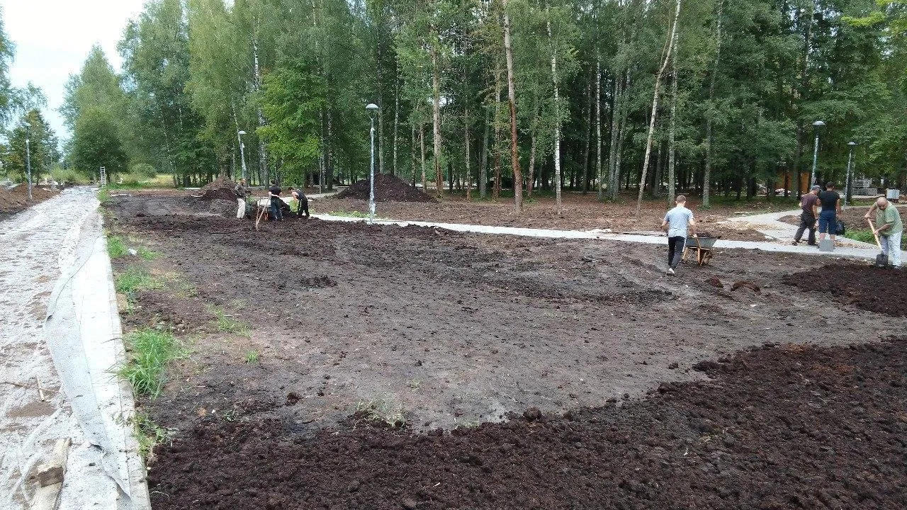 В Краснозаводске идут работы по благоустройству парка Победы
