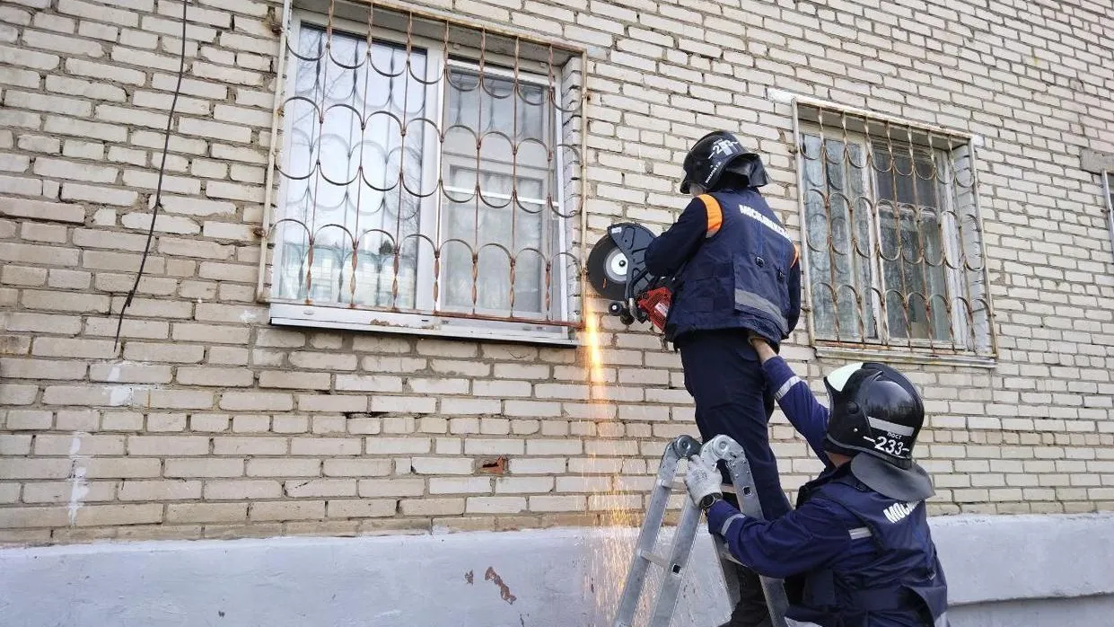 Подмосковные спасатели освободили ребенка из запертой квартиры в Сергиевом Посаде