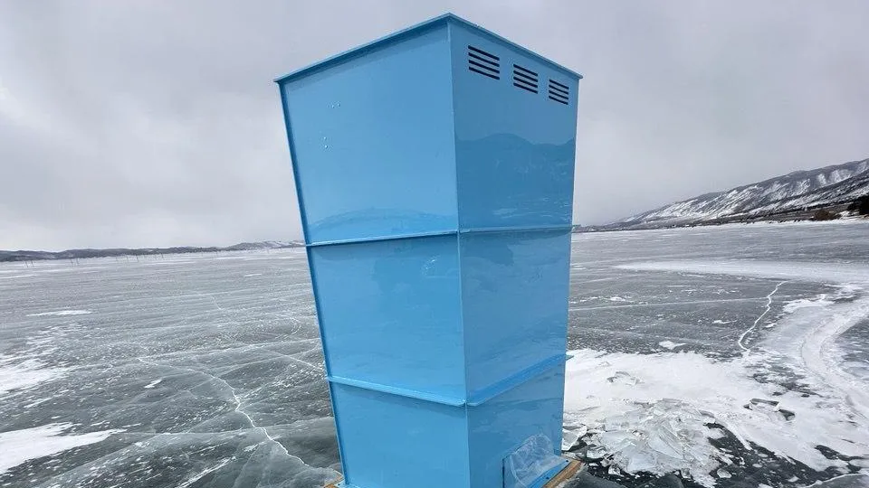 Вычурно торчащее нарушение: на льду Байкала появился туалет