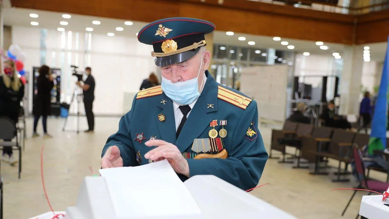 Ветеран ВОВ Геннадий Ковалев проголосовал на участке в Одинцове