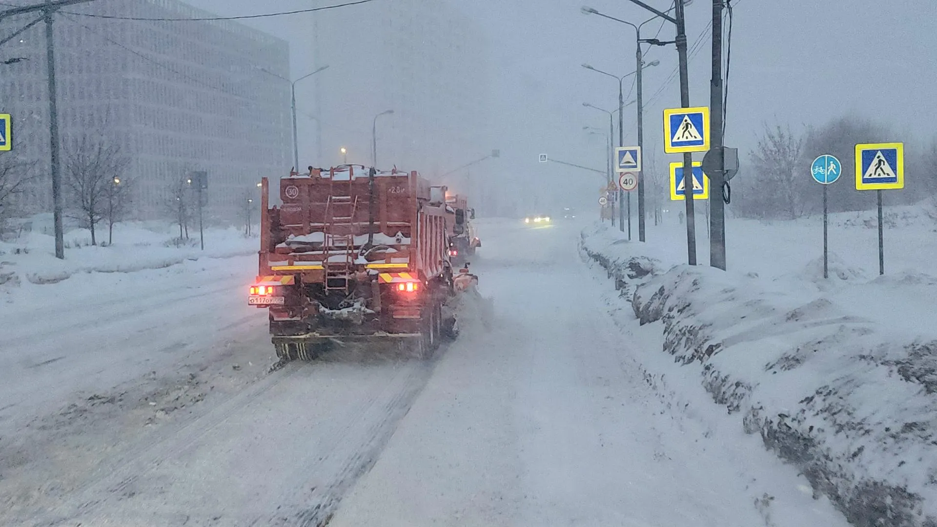 Более 500 единиц снегоуборочной техники вышли на борьбу со снегом в городском округе Мытищи