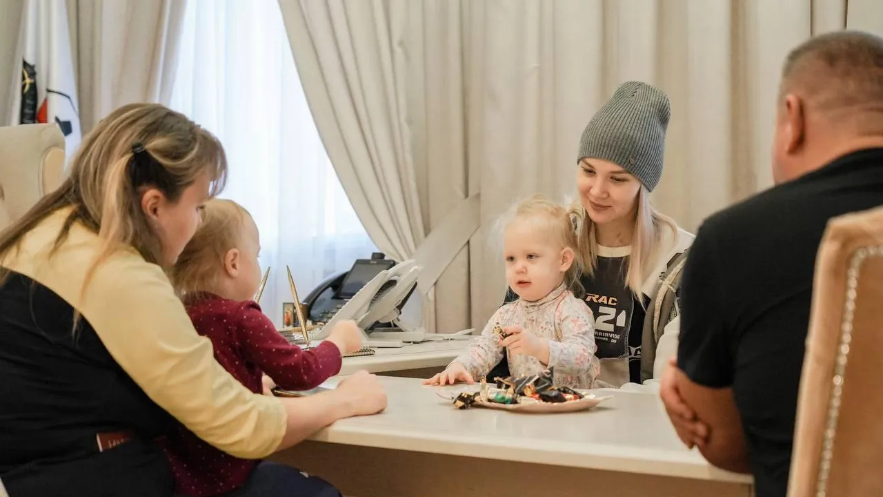 Глава округа Клин вручила земельные участки четырем многодетным семьям