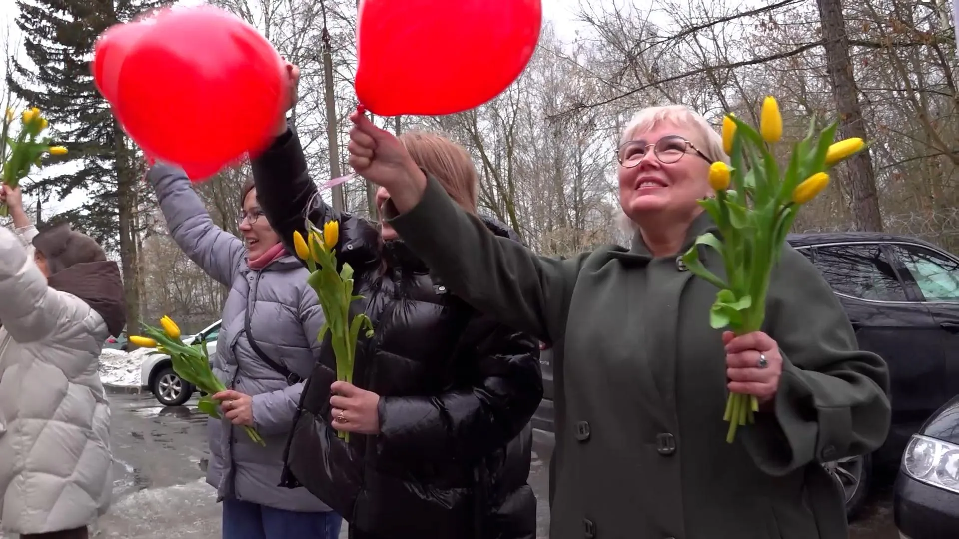 В Клину медики провели флешмоб у роддома к 8 Марта