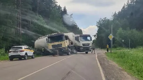 Бетоновоз слетел в кювет в Подольске