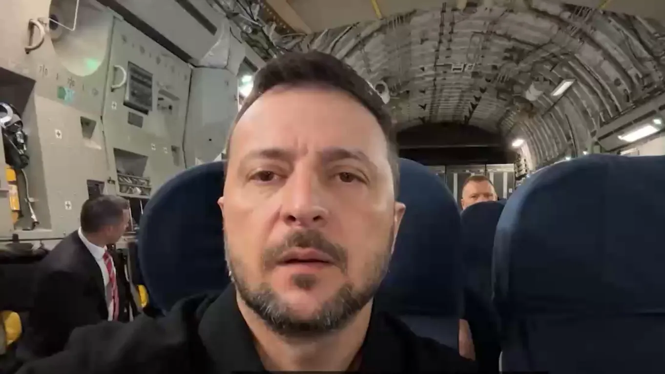 Зеленский записал видеообращение с борта военно-транспортного самолета