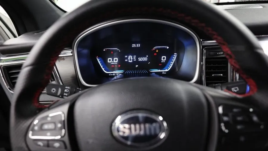 Ушел под днище: у машины петербуржца оторвало движок прямо во время движения