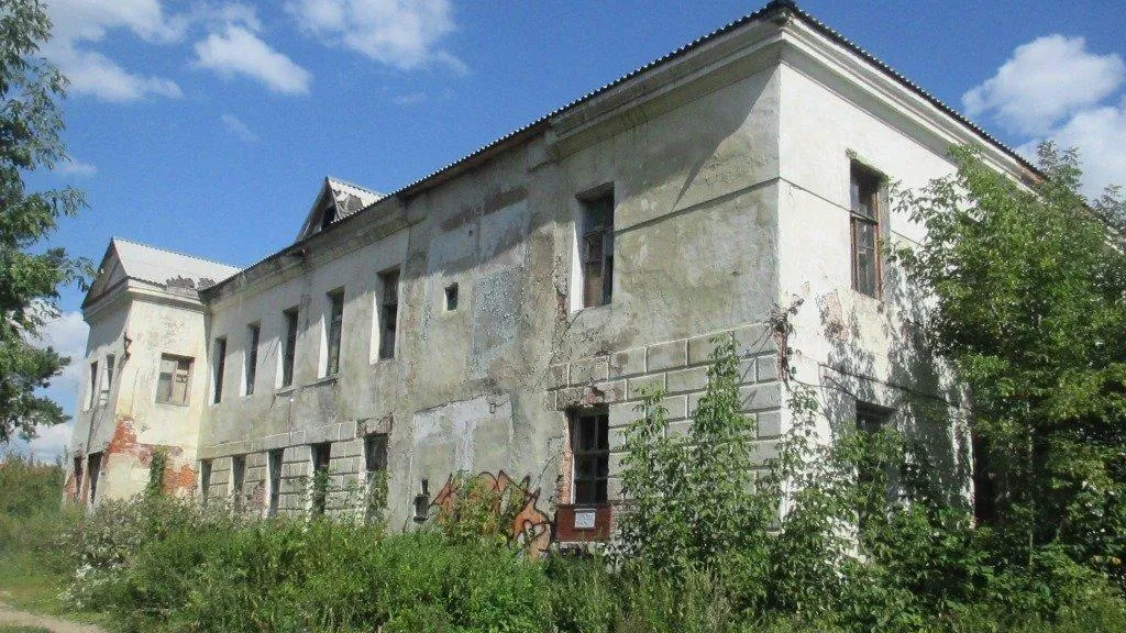 Белокаменный обелиск в усадьбе «Плещеево» в Подольске спасут от разрушения в 2019 году