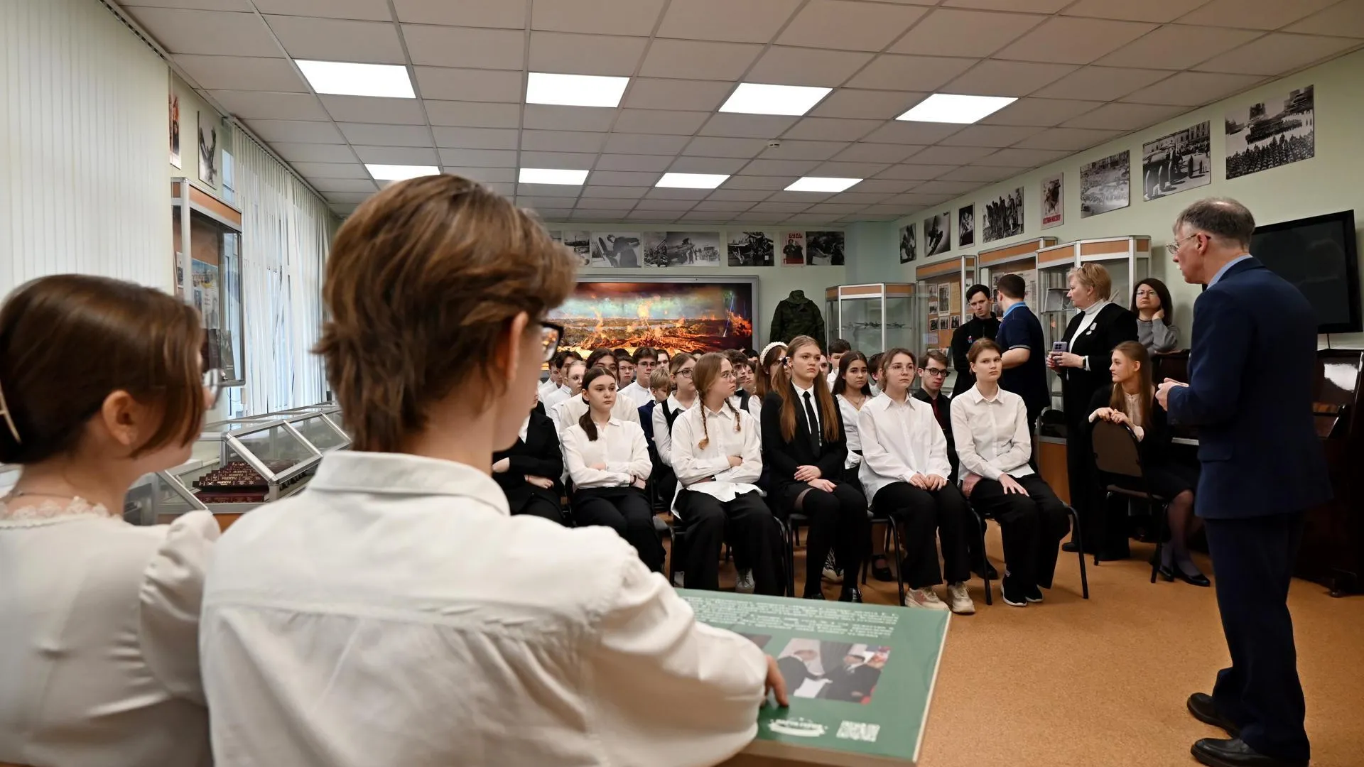 Парту Героя России Евгения Черняева открыли в одной из школ Ленинского округа