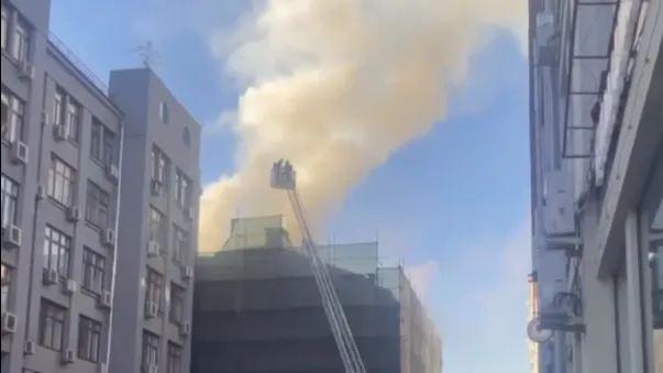 Пожар вспыхнул в старом здании рядом с Московским Кремлем