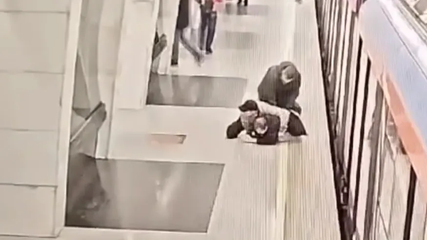 Курил и размахивал ножом: в столичном метро задержали пьяного пассажира