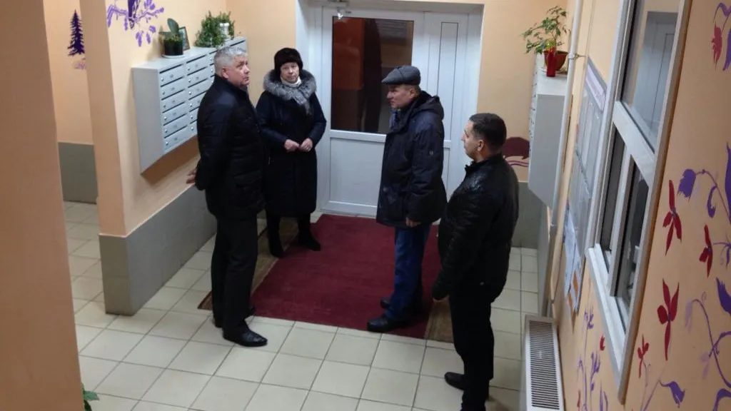 Депутат Мособлдумы проверил ремонт подъездов в Балашихе