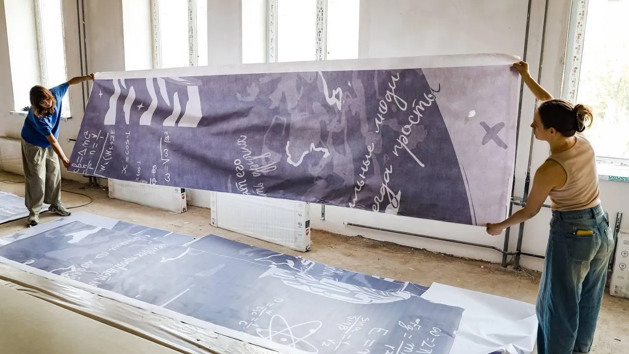 Команда художника Алексея Шилова расписывает стены соцучреждений Подмосковья