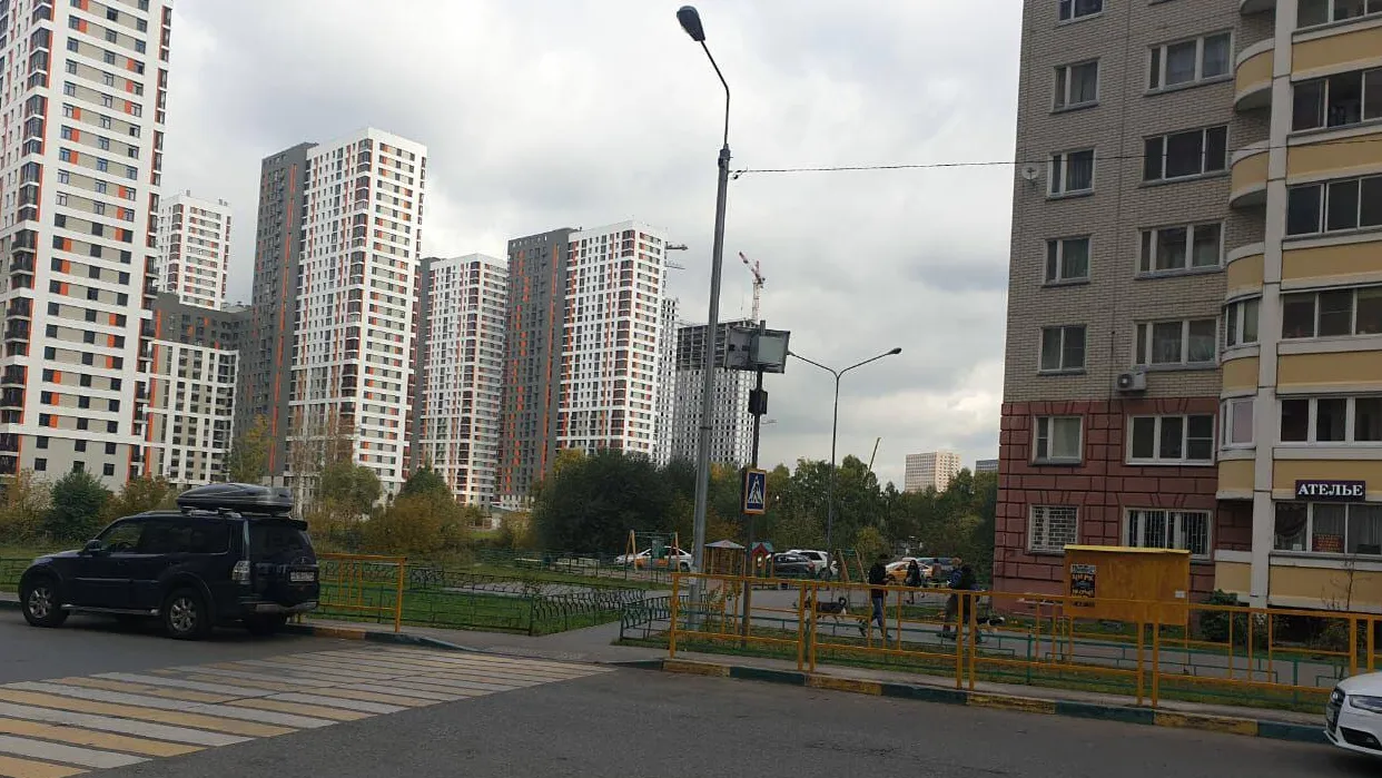 Подходы к двум детсадам в Котельниках оборудовали светофорами повышенного внимания