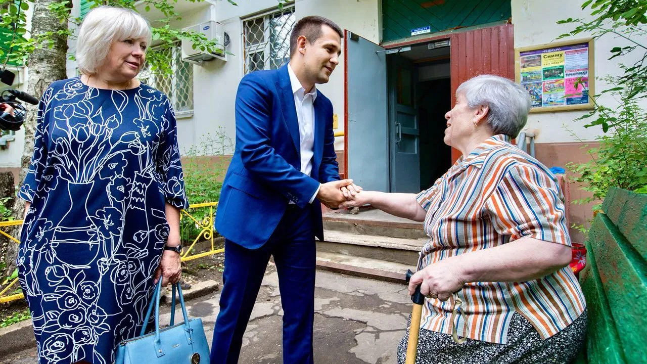 Скамейка для старейшей жительницы появилась во дворе дома на проспекте Мира в Реутове