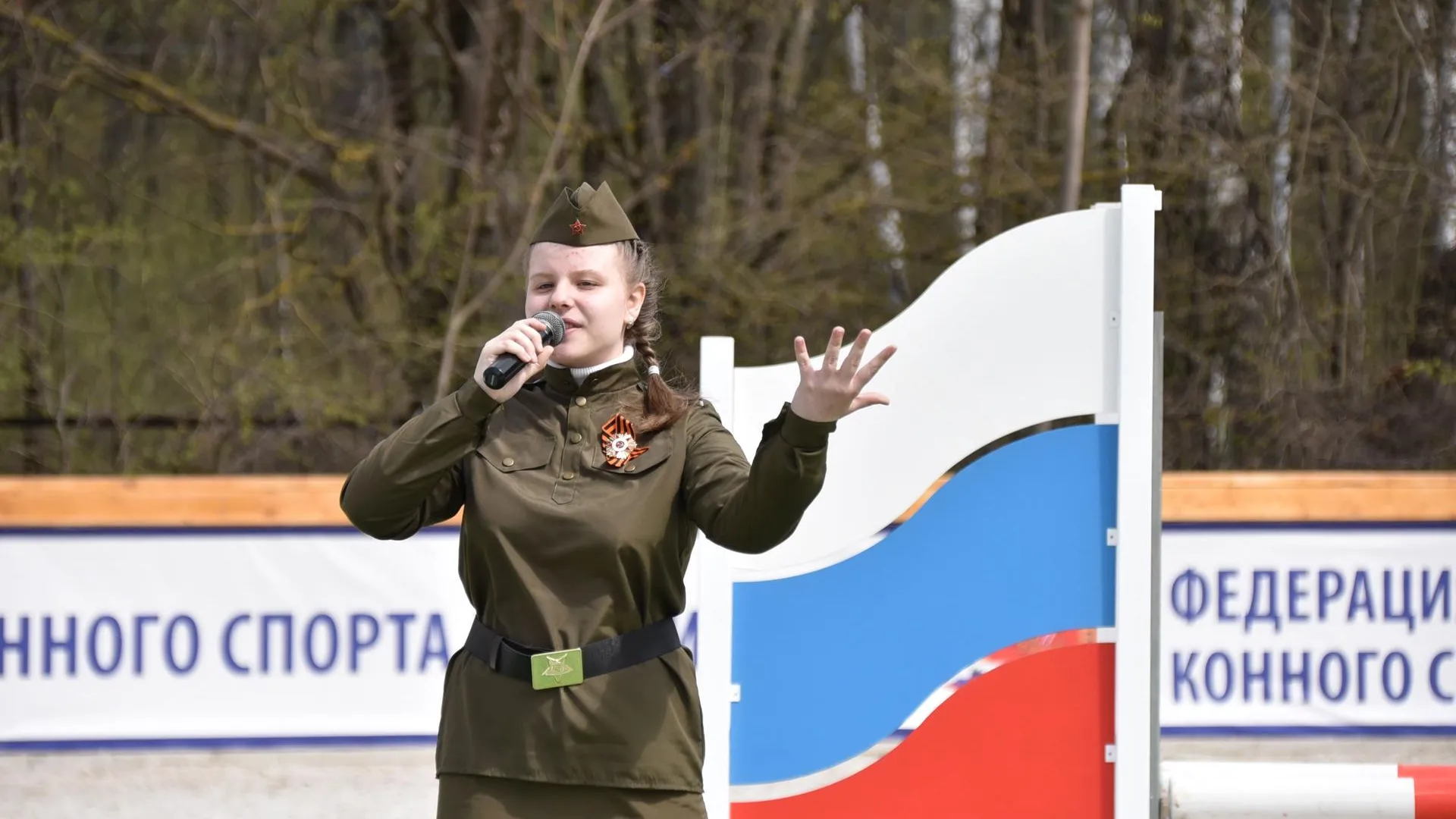 Песни Победы исполнили дети на конном фестивале «Я помню! Я горжусь!» в Подольске