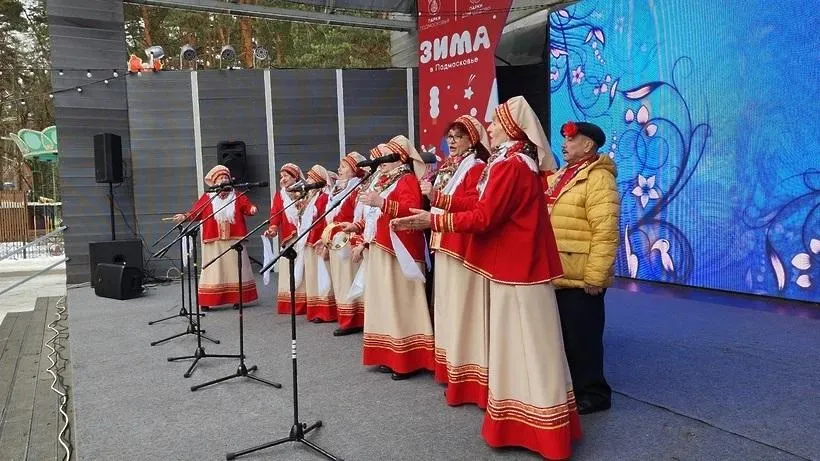Женщины получали поздравления в домодедовском парке «Елочки»