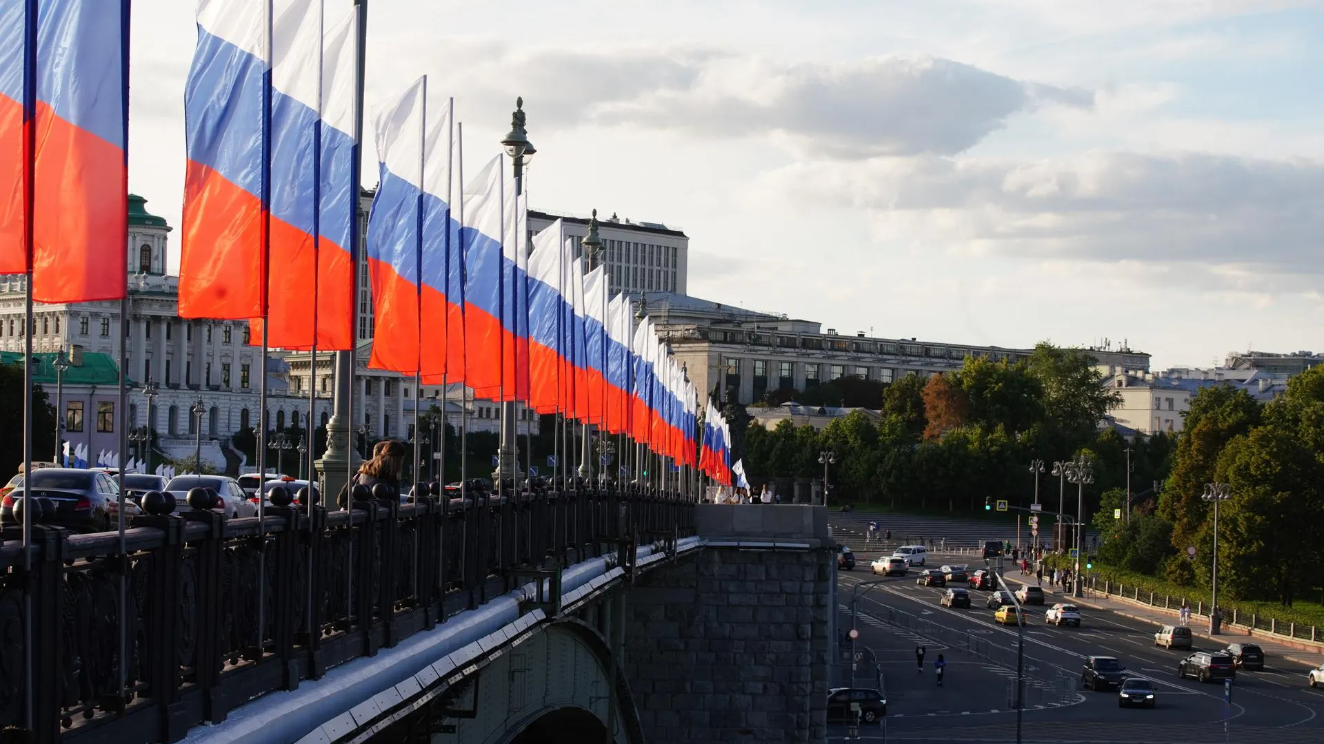 В Пушкине развернули самый большой в Подмосковье флаг РФ