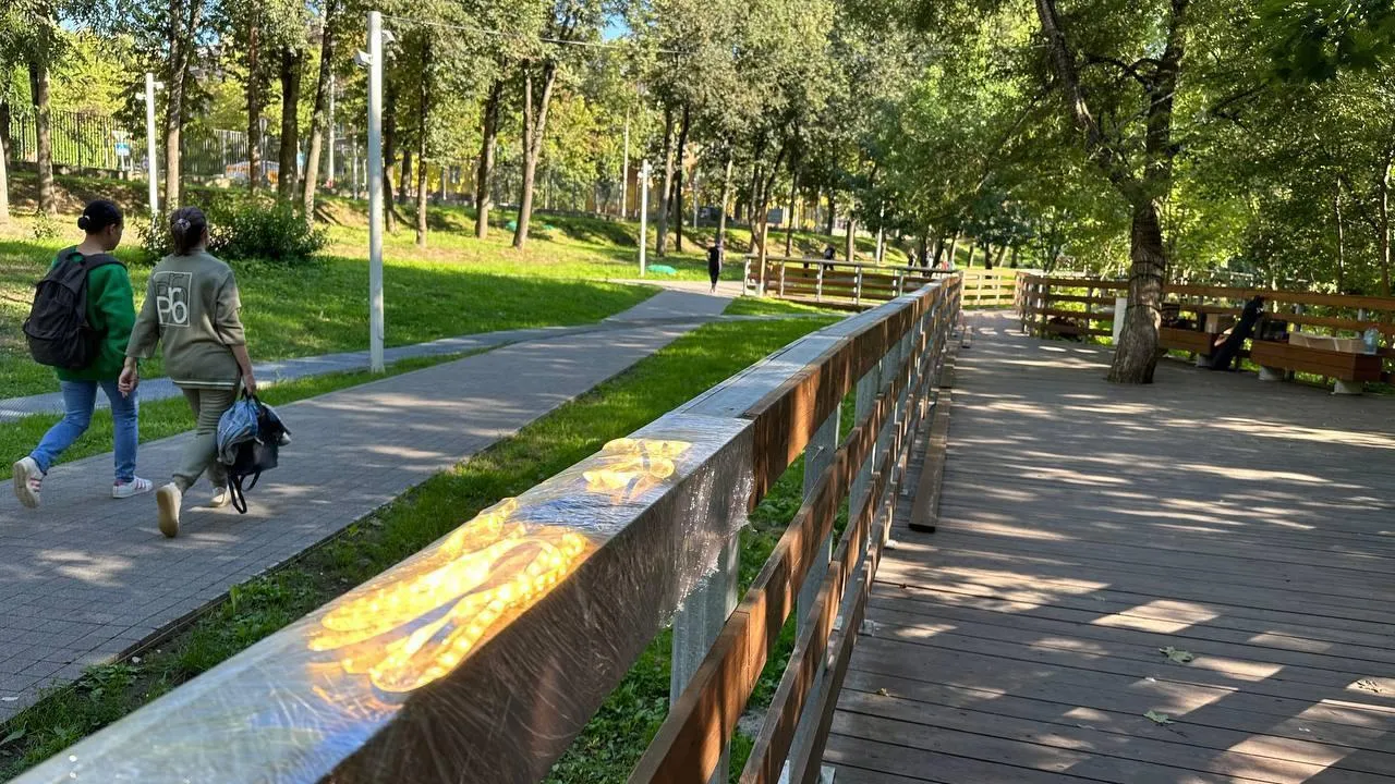 В Центральном парке Истры идут работы по замене кабельной световой линии