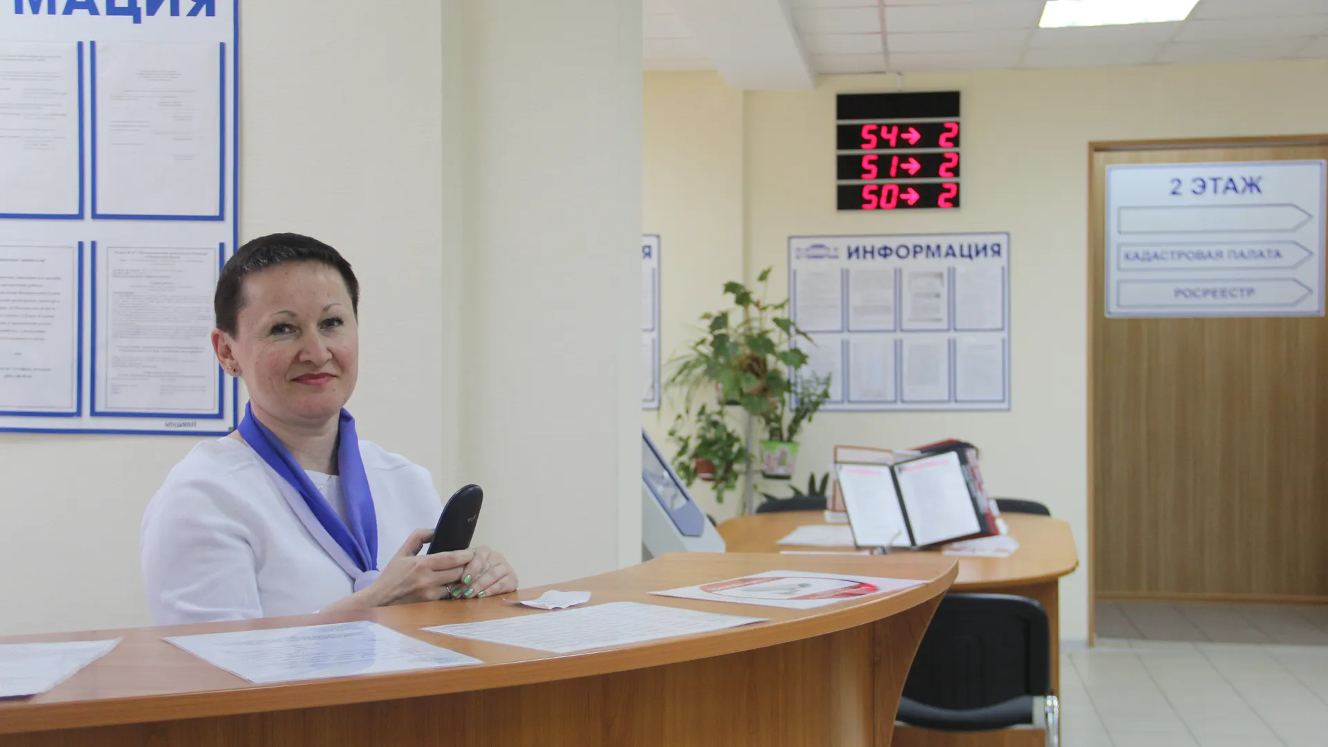 Более 470 соцработников Подмосковья получают дополнительные меры поддержки