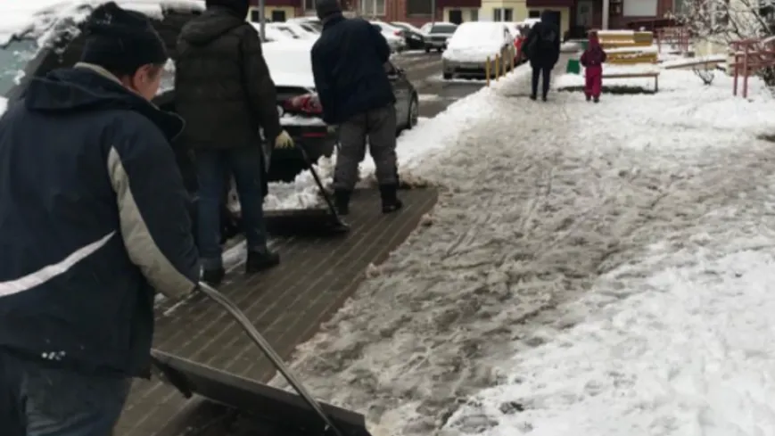 240 человек убирают территорию Котельников от снега