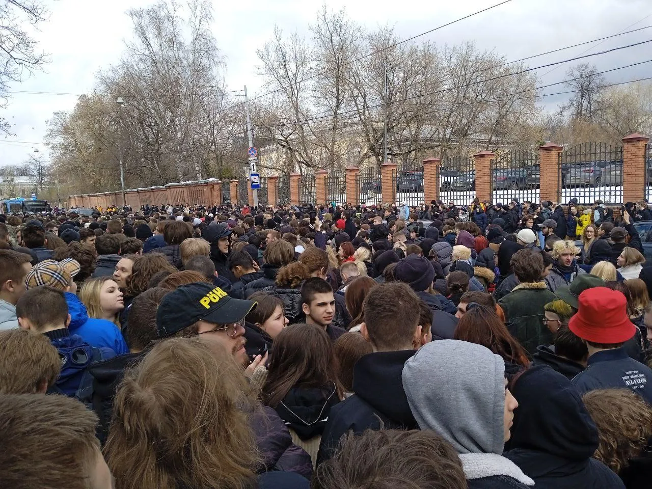 Сотни молодых людей людей пришли на прощание с Пашей Техником в Лефортово.