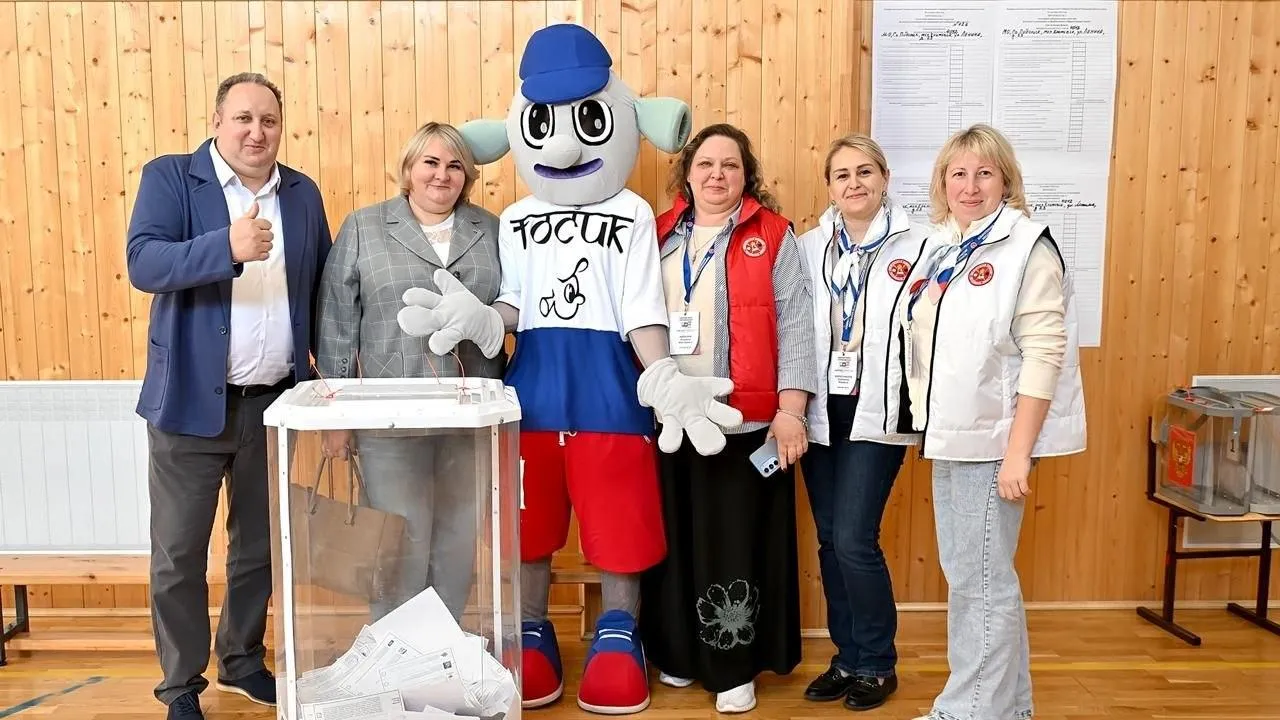 Создатели Тосика проголосовали на УИК № 4012 в Подольске