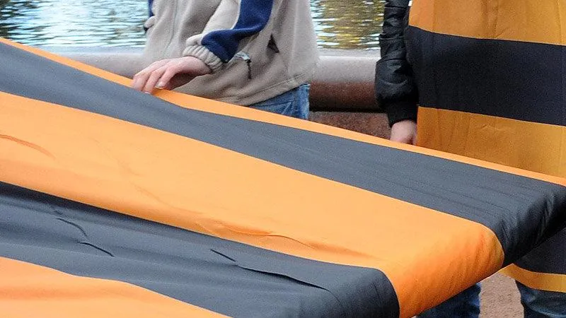 Жители Балашихи пронесли по улицам города 20‑метровую георгиевскую ленту ко Дню Победы