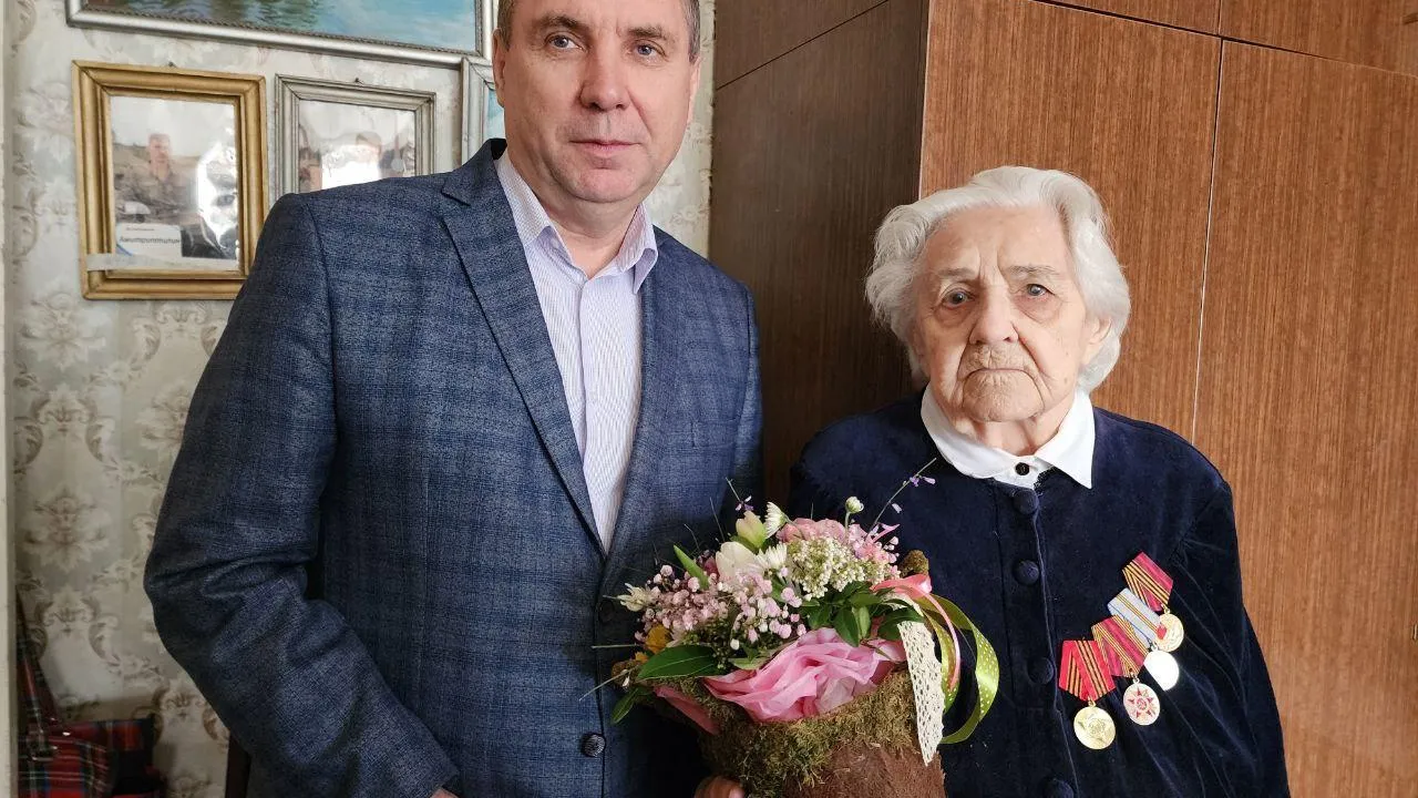 В Солнечногорске поздравили ветерана ВОВ Евгению Петрович со 100-летним юбилеем