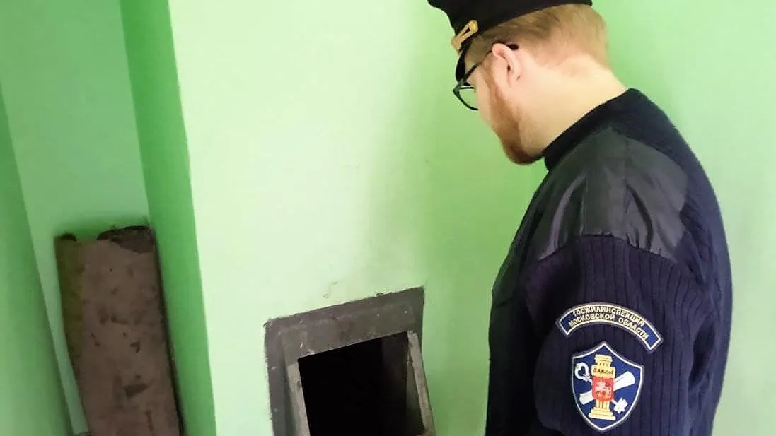 В высотке Ленинского округа устранили засор и починили приемный ковш мусоропровода