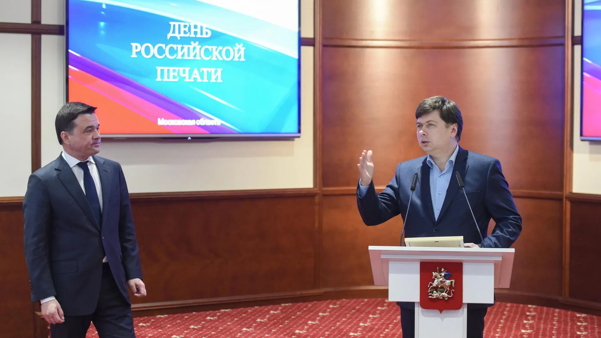 Воробьев вручил благодарность главному редактору РИАМО