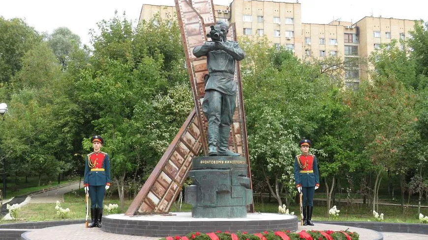 Памятник фронтовым кинооператорам открыли в Красногорске