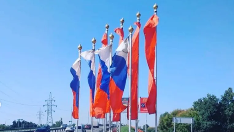 Флагштоки установили в поселках Люберец ко Дню флага