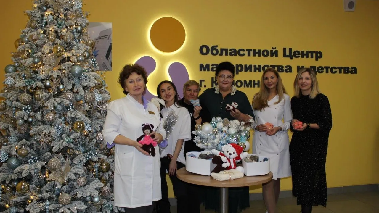 Мастерицы Шатуры связали пинетки для новорожденных перинатального центра Коломны