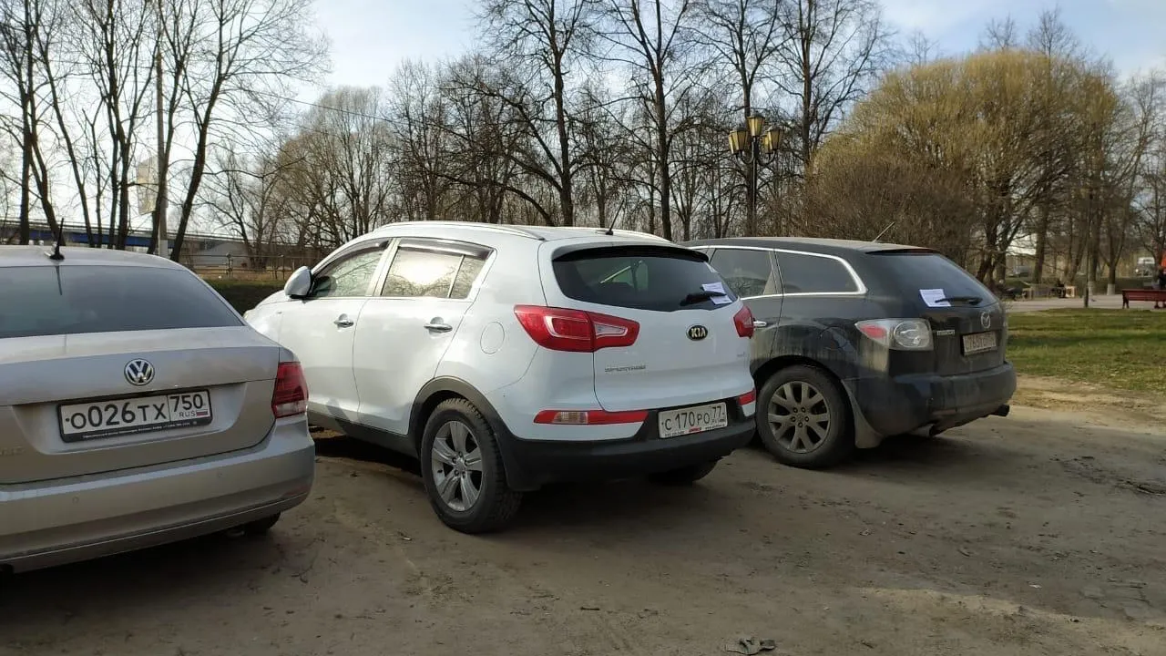 Жителей Подольска просят не оставлять машины на парковке по Театральной улице 10 апреля