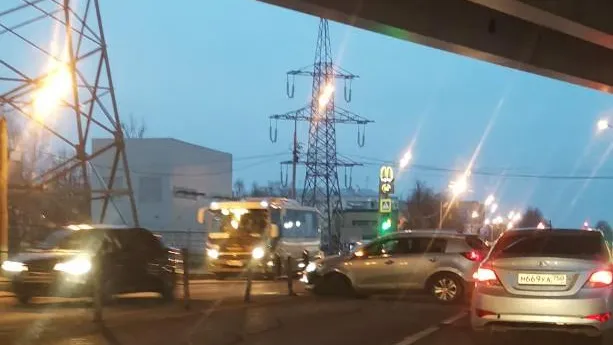 В Подольске автомобиль врезался в ограждение возле заправки