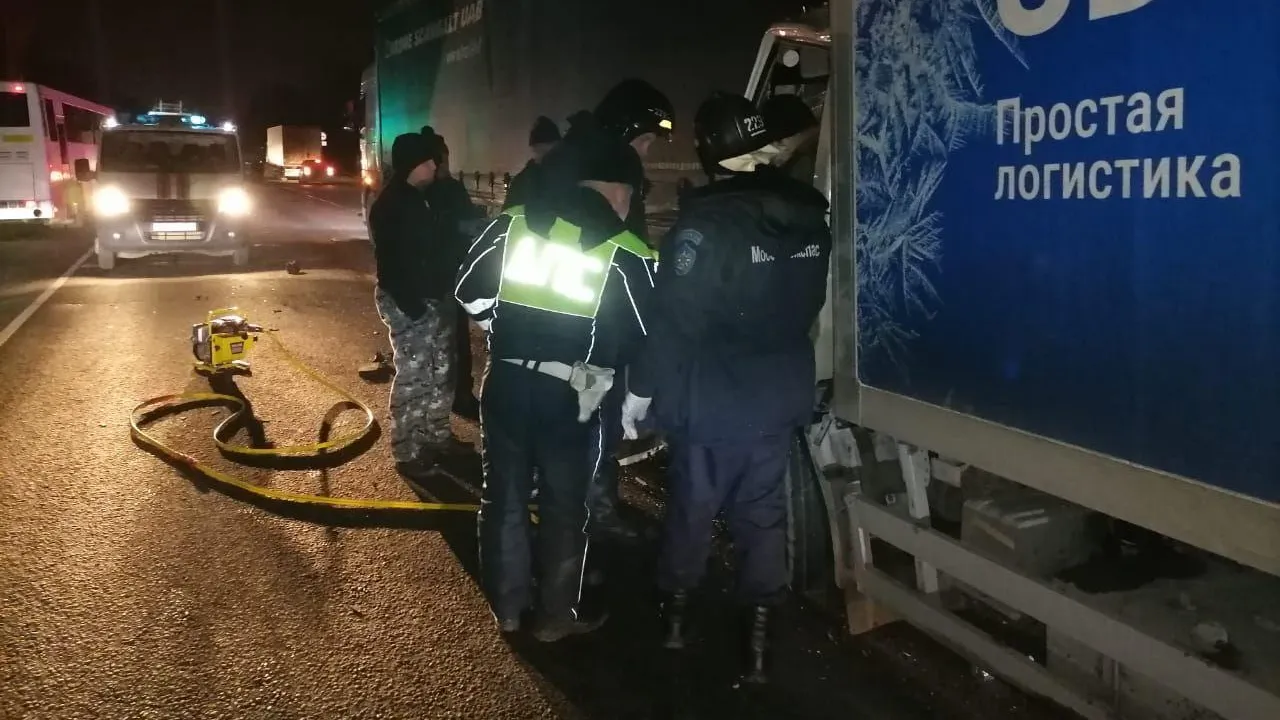 Подмосковные спасатели освободили пострадавшего в ДТП с двумя грузовиками