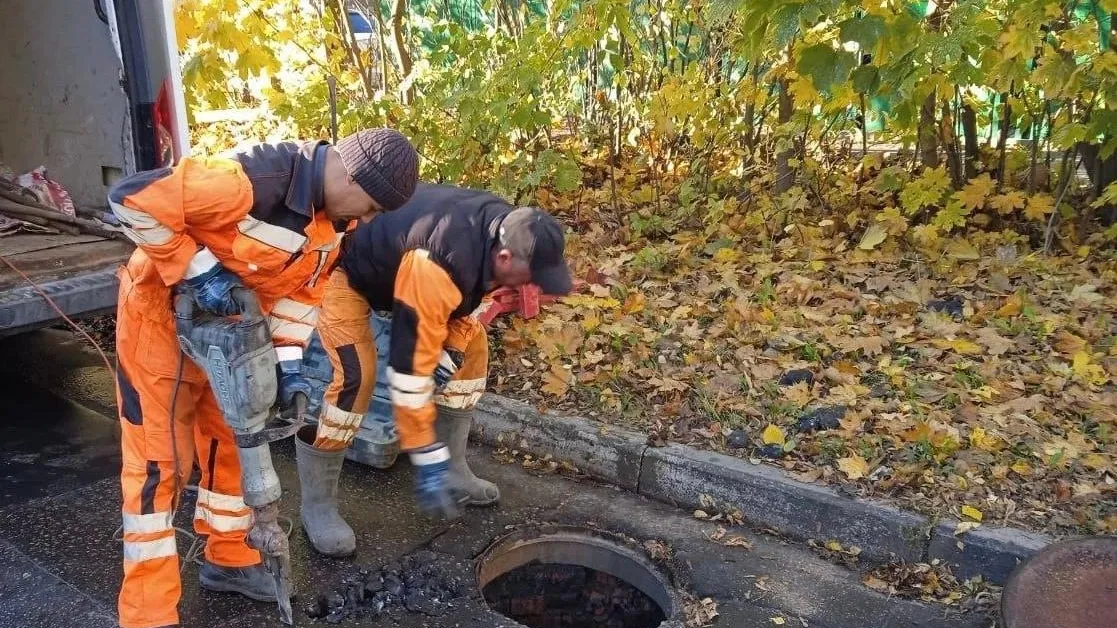 В Королеве в октябре отремонтировали 12 канализационных колодцев