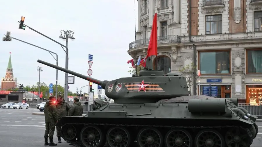 Дептранс напомнил москвичам, что центр перекроют из-за репетиции парада 7 мая