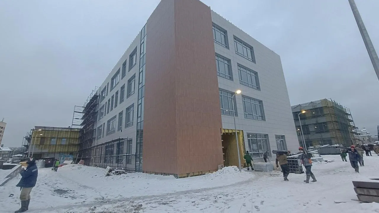 Строительная готовность школы в одинцовском поселке Немчиновка достигает 75%
