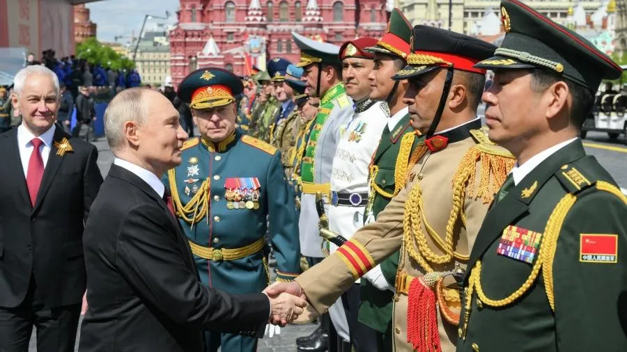 Путин лично поприветствовал командиров расчетов после парада Победы в Москве