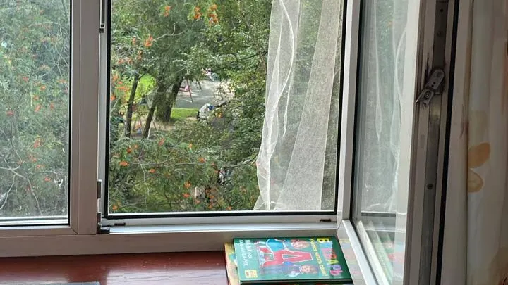 2-летняя девочка выпала из окна столичной многоэтажки, когда ее мать отвлеклась