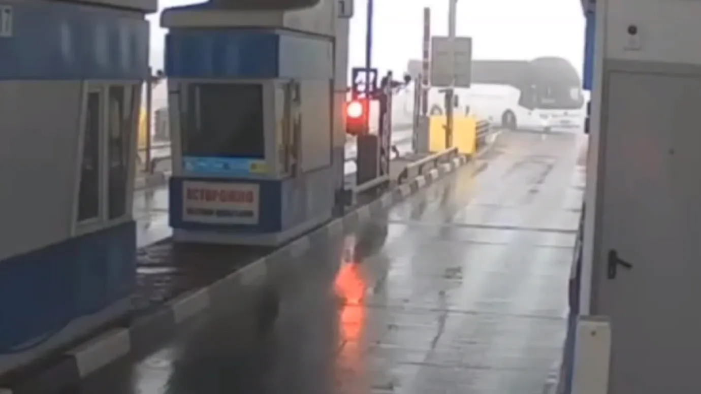 Люди выпадали из окон: видео страшнейшего ДТП с автобусом Луганск — Москва