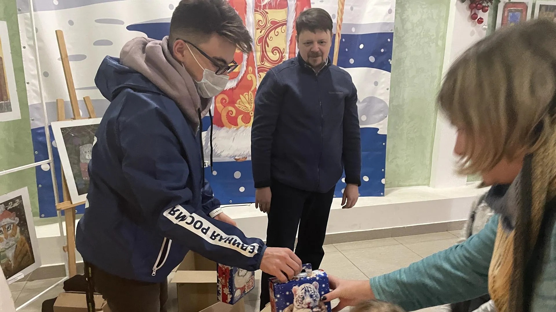 Многодетным семьям из Щелкова помогли с подарками на Новый год