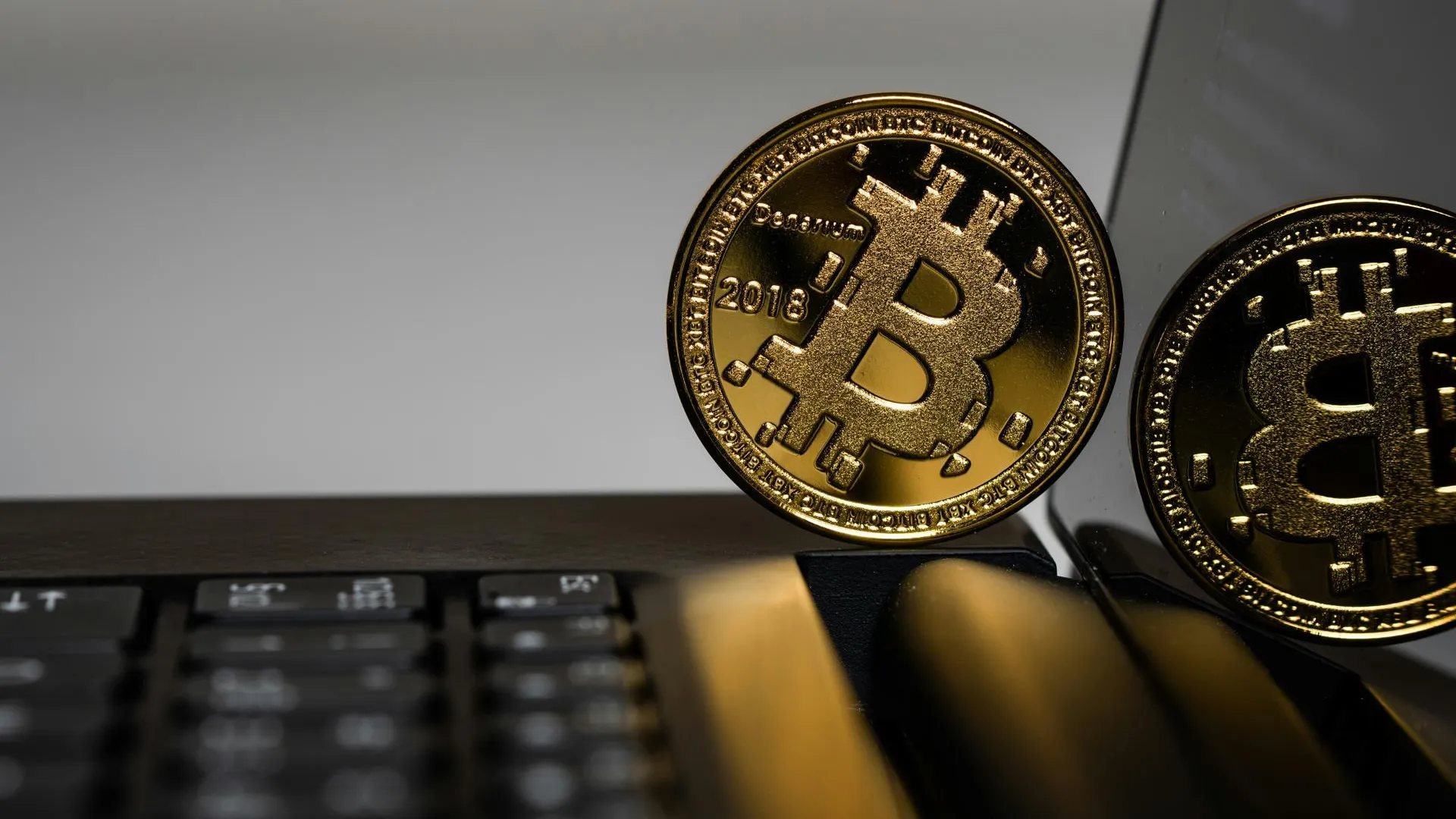 Цена биткоина на торгах упала ниже 58 тыс долларов впервые с февраля