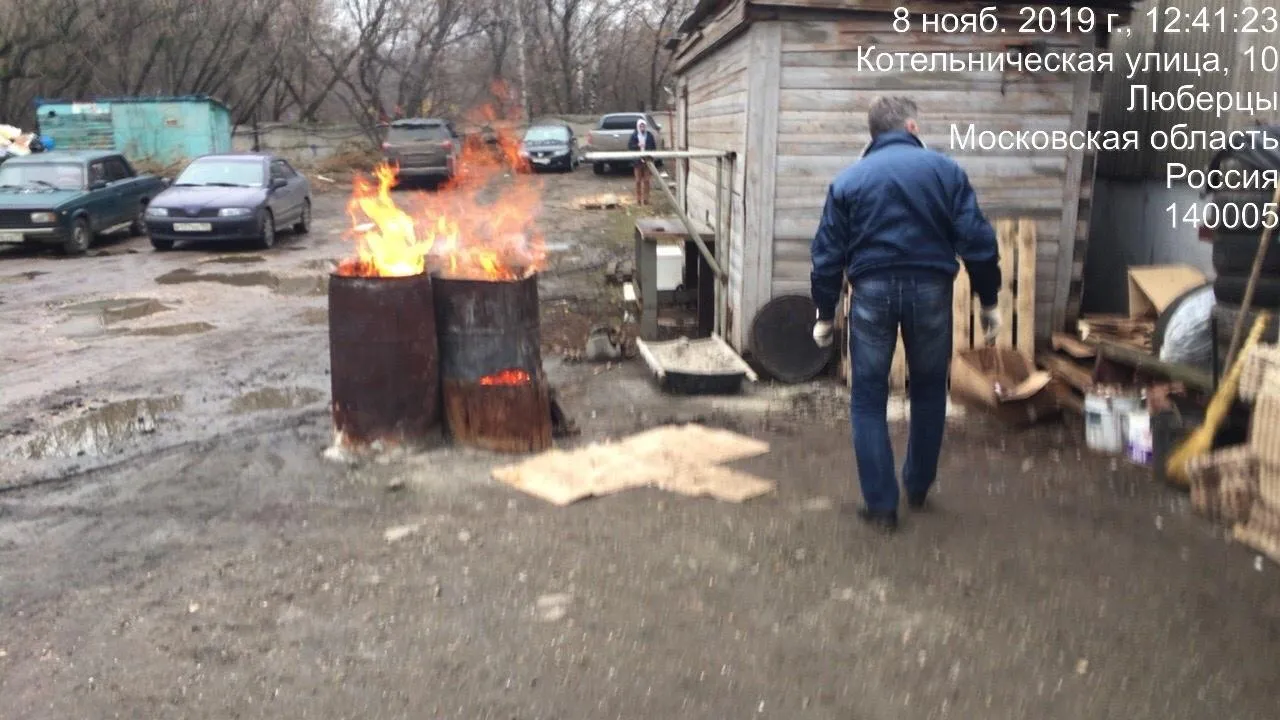 Факт незаконного сжигания отходов производства выявили в промзоне Люберец