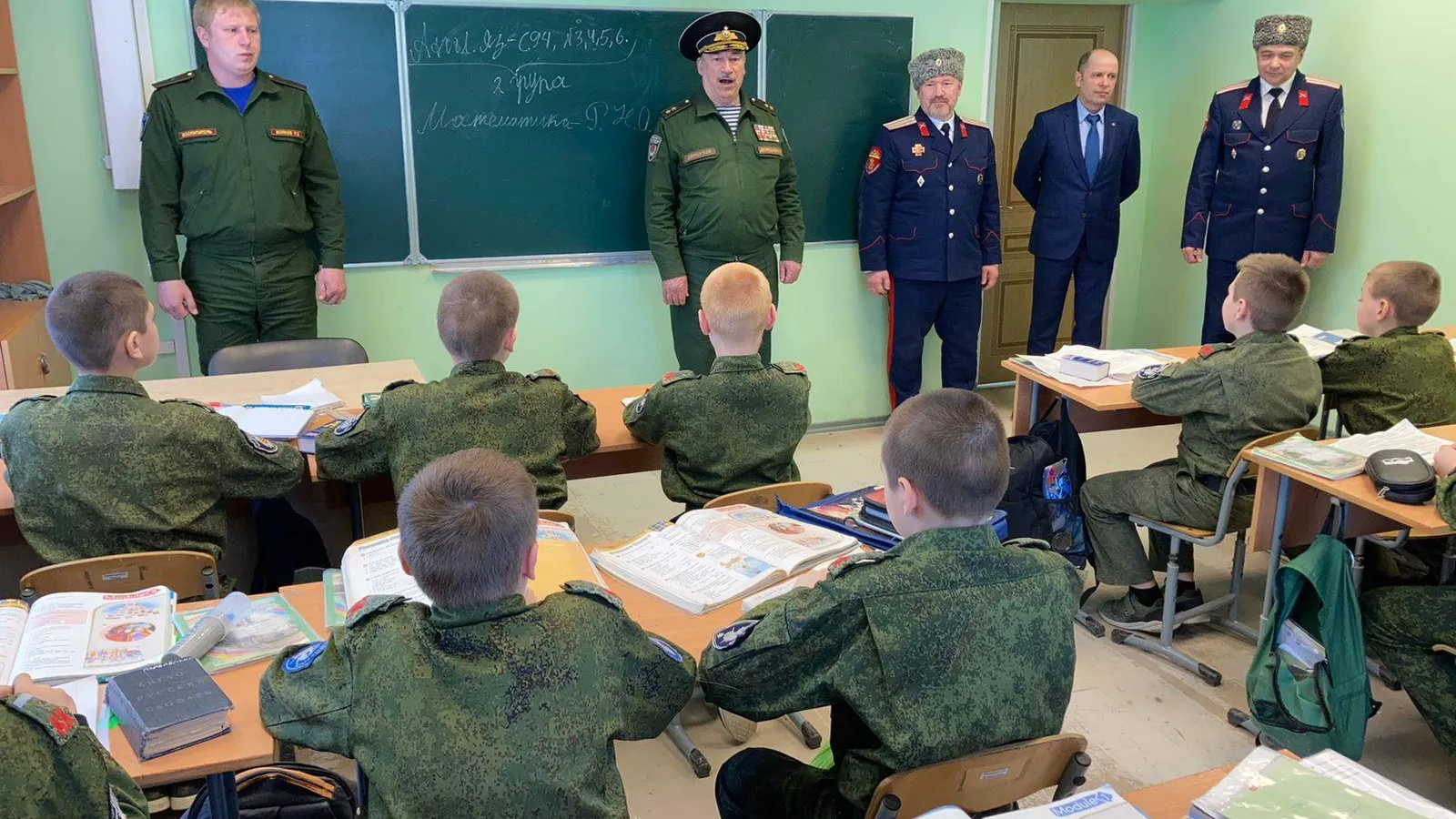 170 комплектов казачьей формы вручили кадетам в Подмосковье