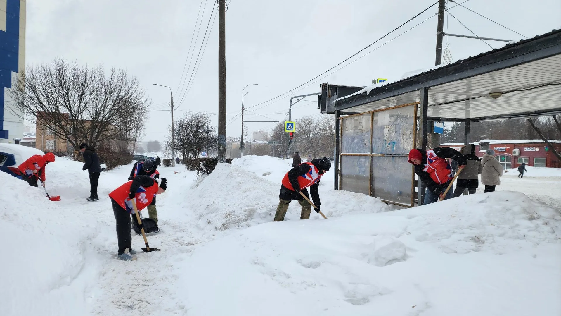 Волонтеры Подольска расчистили от снега подъезды к центру переливания крови