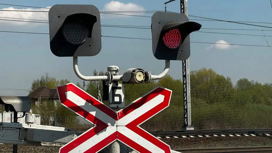 Грузовой поезд протаранил легковушку на переезде в Подмосковье
