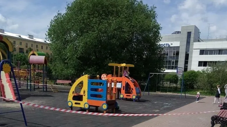 В Детском парке Подольска покрасили аттракционы