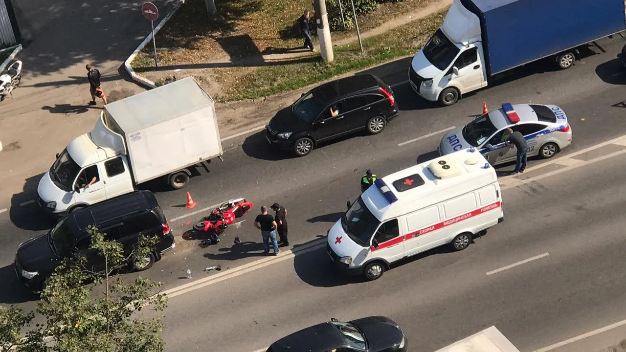 Мотоциклист врезался в иномарку в Подольске